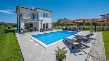 House with pool for sale Poreč